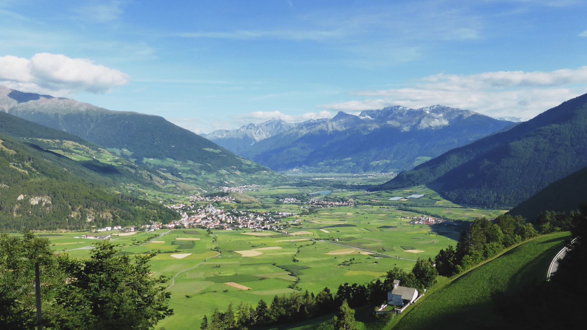 Sicht auf Burgeis in Vinschgau im Sommer